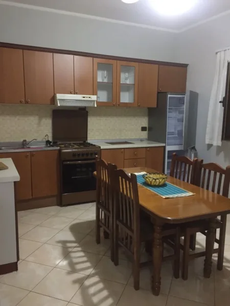 Tirane, jepet me qera apartament 2+1 Kati 3, 600 € 