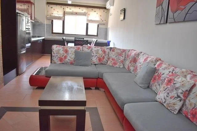 Tirane, jepet me qera apartament 3+1 Kati 5, 125 m² 650 € (5 maj)