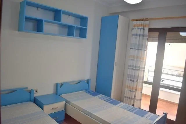 Tirane, jepet me qera apartament 3+1 Kati 5, 125 m² 650 € (5 maj)