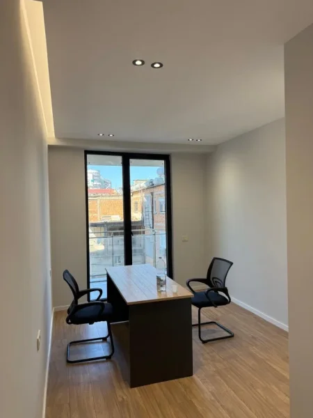 Tirane, jepet me qera apartament 1+1+Aneks+Ballkon Kati 3, 70 m² 700 € (rruga e durresit)