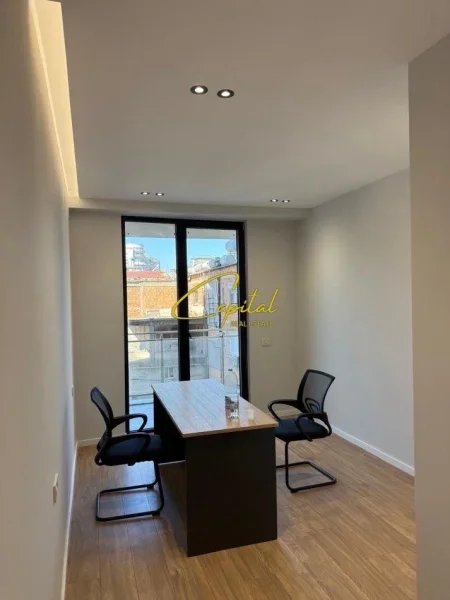 Tirane, jepet me qera zyre Kati 3, 70 m² 700 € (MINE PEZA)