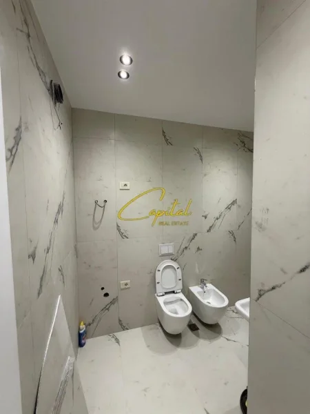 Tirane, jepet me qera zyre Kati 3, 70 m² 700 € (MINE PEZA)