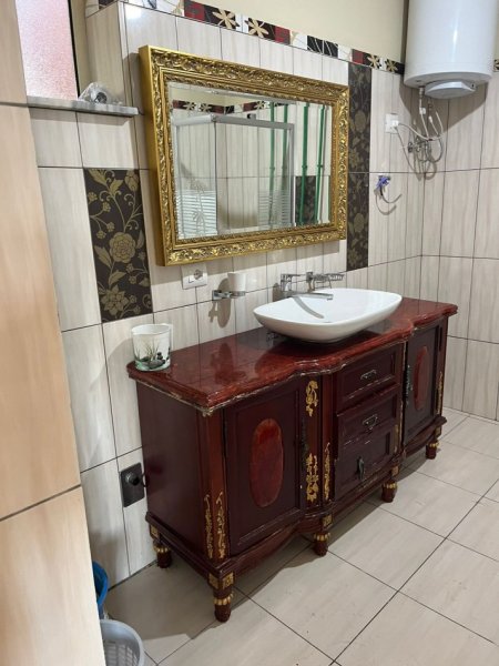 Tirane, jepet me qera apartament 4+1 , 130 m² 550 € 