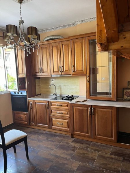 Tirane, jepet me qera apartament 4+1 , 130 m² 550 € 