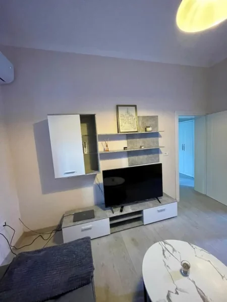 Tirane, jepet me qera apartament 1+1+Ballkon Kati 1, 60 m² 500 €