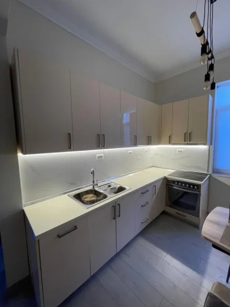 Tirane, jepet me qera apartament 1+1+Ballkon Kati 1, 60 m² 500 €