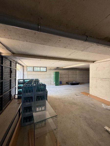 Tirane, jepet me qera magazine Kati 0, 200 m² 500 € (kombinat)