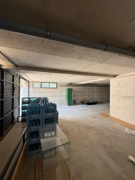 Tirane, jepet me qera magazine Kati 0, 200 m² 500 € (kombinat)