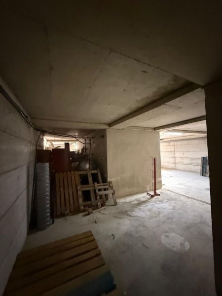 Tirane, jepet me qera magazine Kati 0, 200 m² 500 € (kombinat)