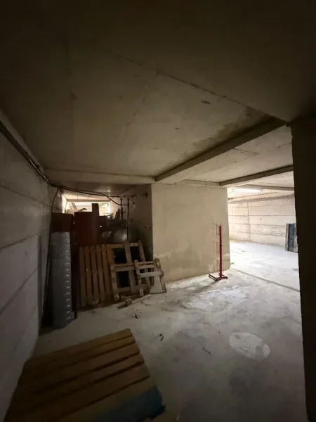 Tirane, jepet me qera magazine Kati 0, 200 m² 500 € (kombinat)