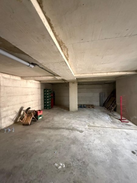 Tirane, jepet me qera magazine Kati 0, 200 m² 500 € (kombinat)