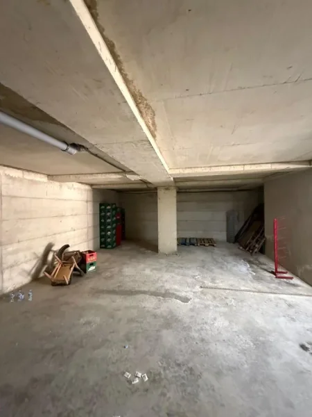 Tirane, jepet me qera magazine Kati 0, 200 m² 500 € (kombinat)