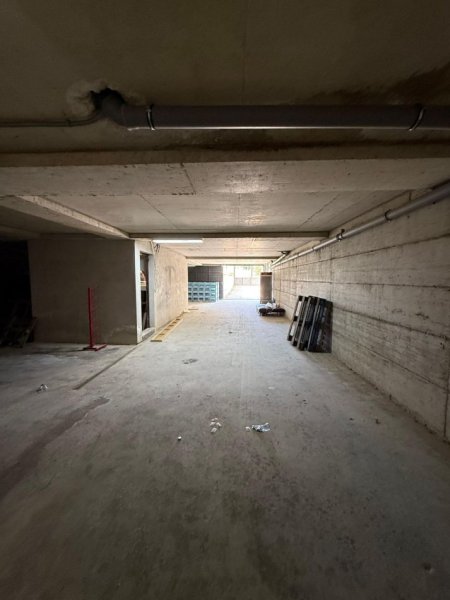 Tirane, jepet me qera magazine Kati 0, 200 m² 500 € (kombinat)