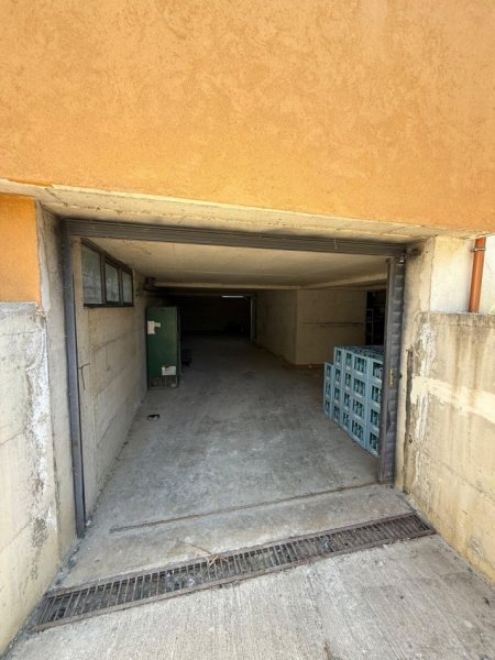 Tirane, jepet me qera magazine Kati 0, 200 m² 500 € (kombinat)