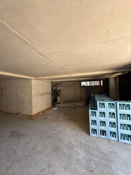 Tirane, jepet me qera magazine Kati 0, 200 m² 500 € (kombinat)
