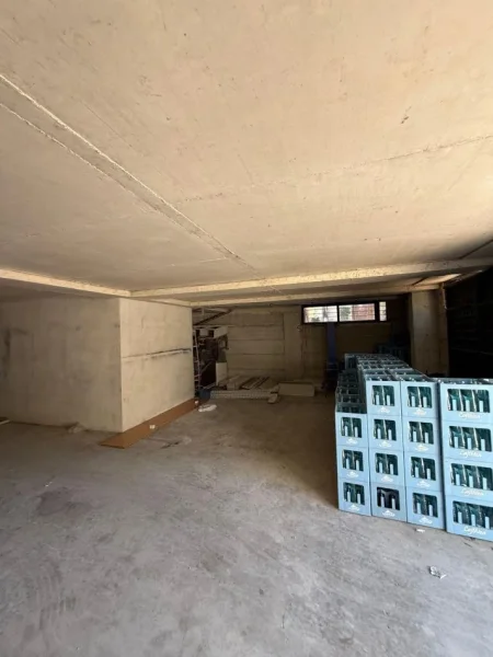 Tirane, jepet me qera magazine Kati 0, 200 m² 500 € (kombinat)