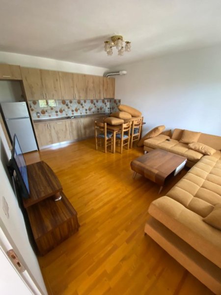 Tirane, jepet me qera apartament 2+1 Kati 1, 450 € 