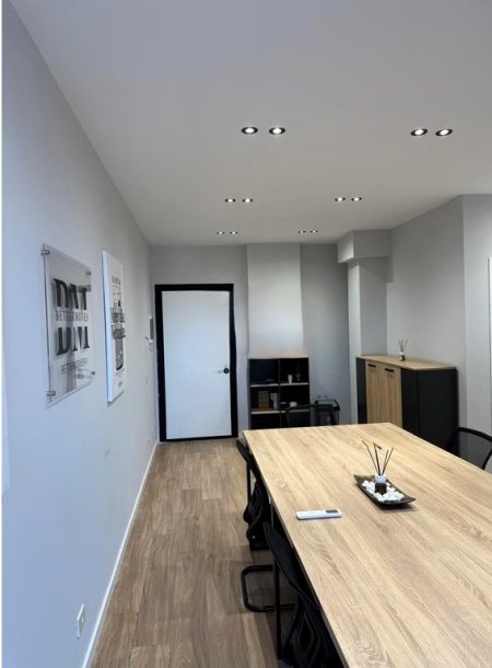 Tirane, jepet me qera zyre Kati 2, 70 m² 700 € (MINE PEZA)