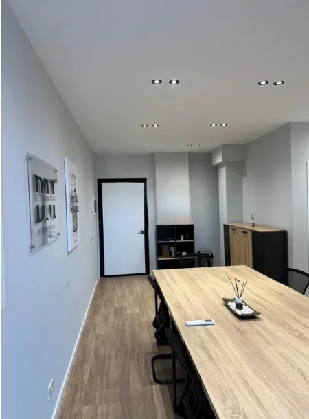 Tirane, jepet me qera zyre Kati 2, 70 m² 700 € (MINE PEZA)