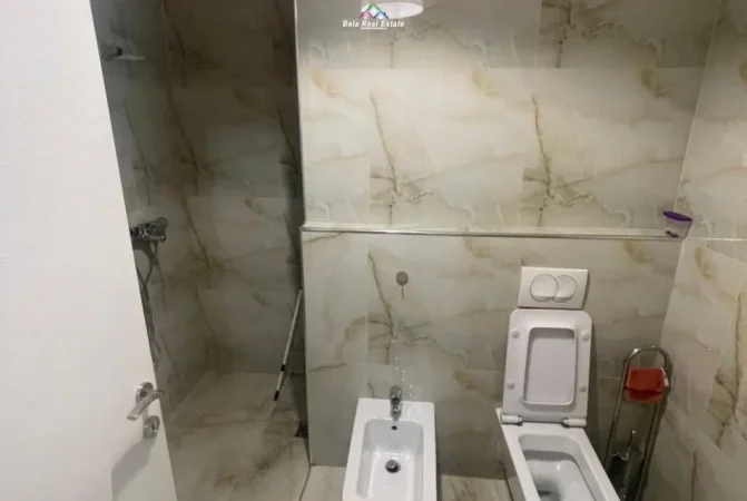 Tirane, jepet me qera apartament duplex 2+1 Kati 6, 140 m² 1.000 € (Zogu i Zi)