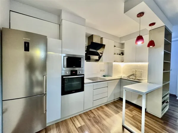 Tirane, jepet me qera apartament 1+1+Ballkon Kati 10, 68 m² 700 € (KOMUNA E PARISIT)
