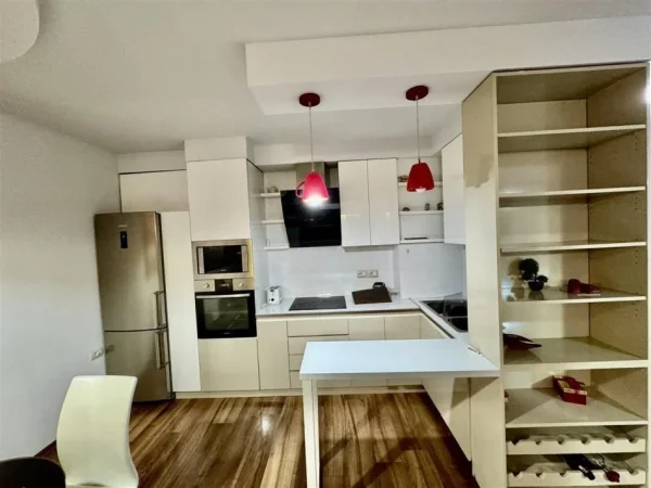 Tirane, jepet me qera apartament 1+1+Ballkon Kati 10, 68 m² 700 € (KOMUNA E PARISIT)