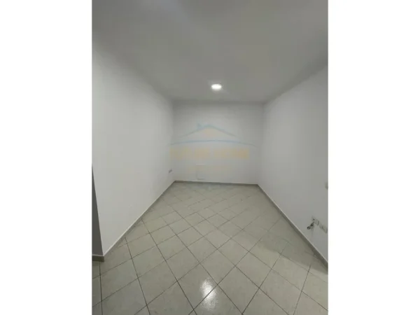 Tirane, jepet me qera zyre Kati 1, 64 m² 600 € (Prane Nobisit, Garda)