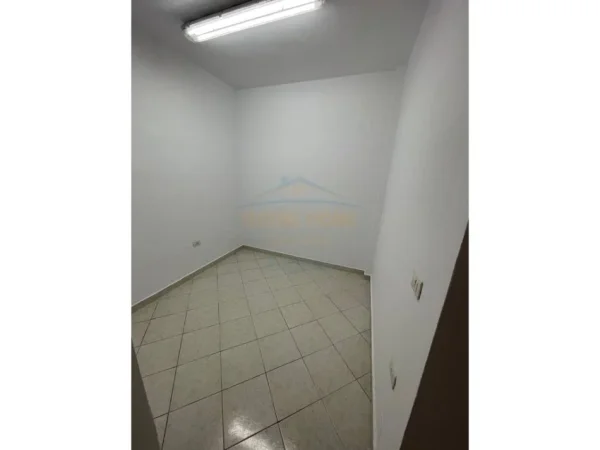 Tirane, jepet me qera zyre Kati 1, 64 m² 600 € (Prane Nobisit, Garda)