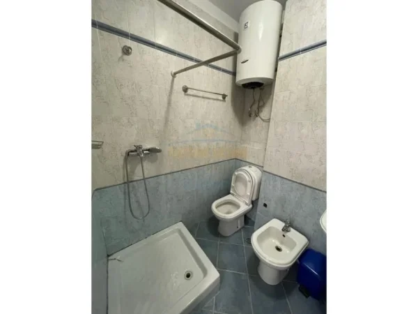 Tirane, jepet me qera zyre Kati 1, 64 m² 600 € (Prane Nobisit, Garda)