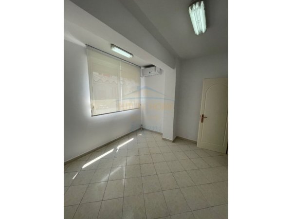 Tirane, jepet me qera zyre Kati 1, 64 m² 600 € (Prane Nobisit, Garda)