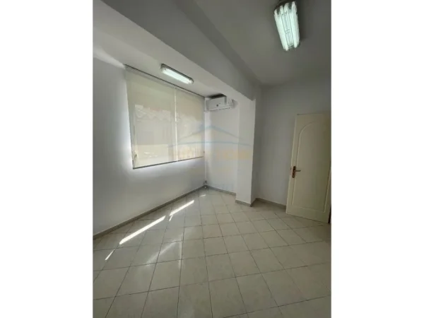 Tirane, jepet me qera zyre Kati 1, 64 m² 600 € (Prane Nobisit, Garda)