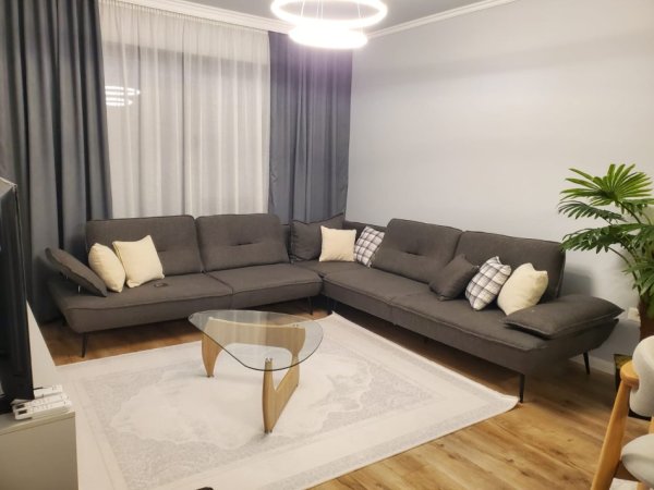 Tirane, jepet me qera apartament 2+1+Ballkon Kati 3, 105 m² 1.580 € (Liqeni i Thate)