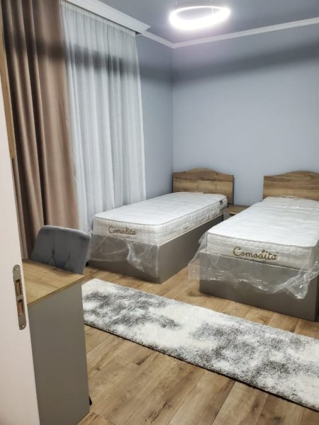 Tirane, jepet me qera apartament 2+1+Ballkon Kati 3, 105 m² 1.580 € (Liqeni i Thate)