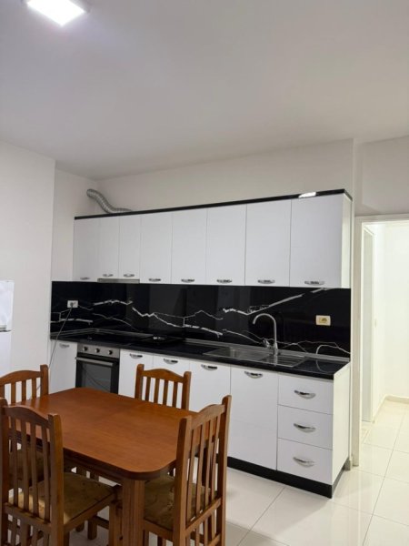 Tirane, jepet me qera apartament 2+1 Kati 1, 91 m² 105.000 € (Fresku)