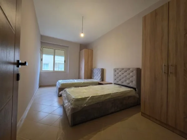 Tirane, jepet me qera apartament 2+1+Ballkon Kati 3, 99 m² 450 € (Fresku)