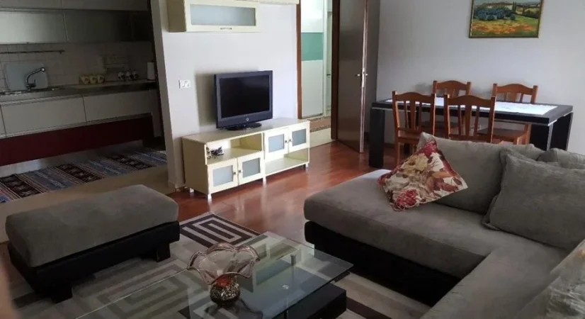 Tirane, jepet me qera apartament 1+1 Kati 3, 84 m² 600 € (PAZARI I RI)