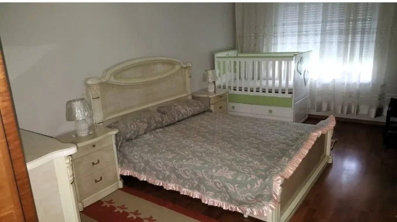 Tirane, jepet me qera apartament 1+1 Kati 3, 84 m² 600 € (PAZARI I RI)