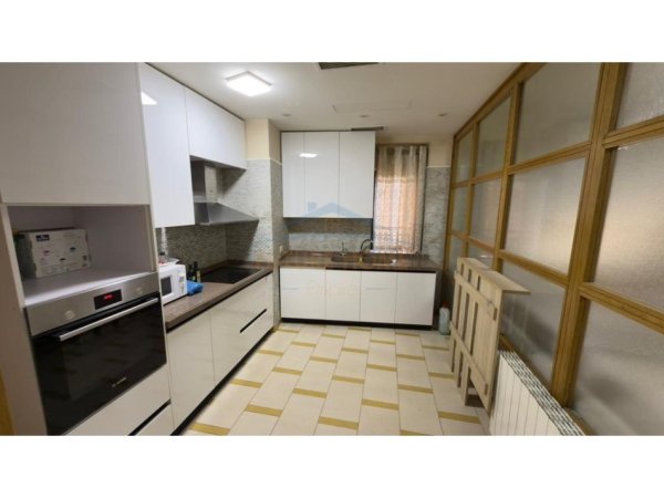 Qera, Apartament 3+1+2, Rruga e Barrikadave, Tiranë. 1,500 €