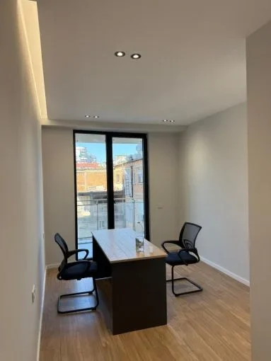 Tirane, jepet me qera ambjent biznesi Kati 3, 70 m² 700 € (tek Rezidenca Golden Tower, Rruga Mine Peza.)