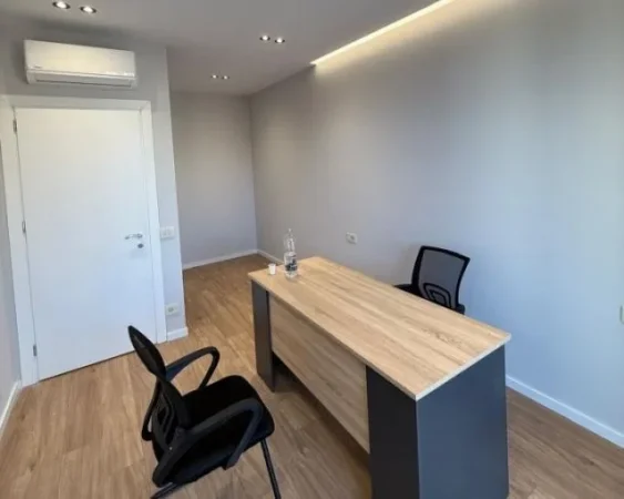 Tirane, jepet me qera ambjent biznesi Kati 3, 70 m² 700 € (tek Rezidenca Golden Tower, Rruga Mine Peza.)