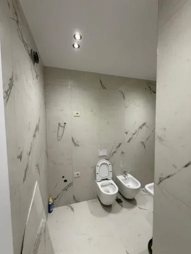 Tirane, jepet me qera ambjent biznesi Kati 3, 70 m² 700 € (tek Rezidenca Golden Tower, Rruga Mine Peza.)