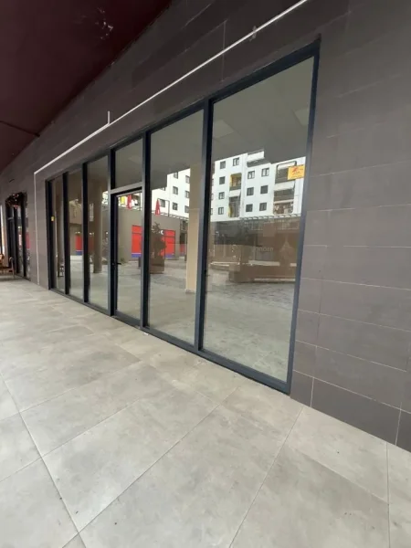 Tirane, jepet me qera dyqan Kati 0, 100 m² 1.500 € (YZBERISHT)