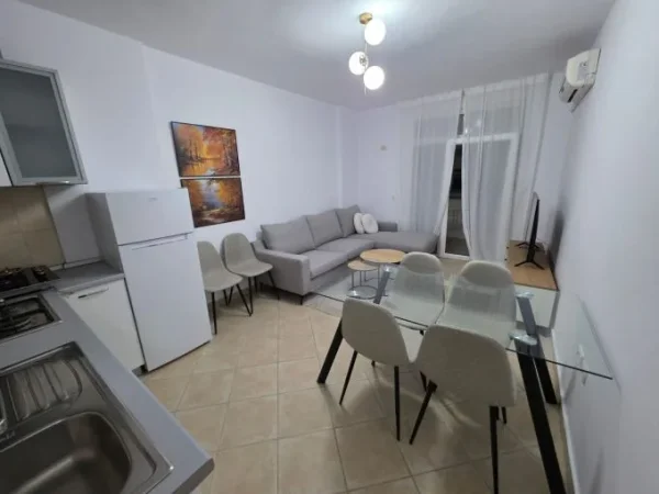 Tirane, jepet me qera apartament 1+1 Kati 4, 65 m² 650 € (tek Ish Ekspozita.)