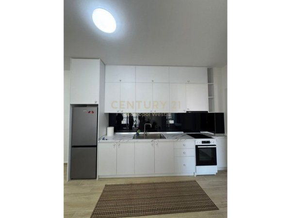 Tirane, jepet me qera apartament 1+1+Ballkon Kati 7, 65 m² 550 € (Ish Tregu Elektrik)