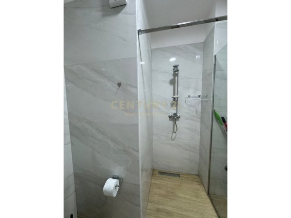 Tirane, jepet me qera apartament 1+1+Ballkon Kati 7, 65 m² 550 € (Ish Tregu Elektrik)