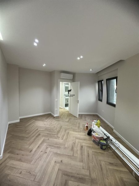 Tirane, jepet me qera zyre Kati 6, 130 m² 1.100 € (ASTIR)