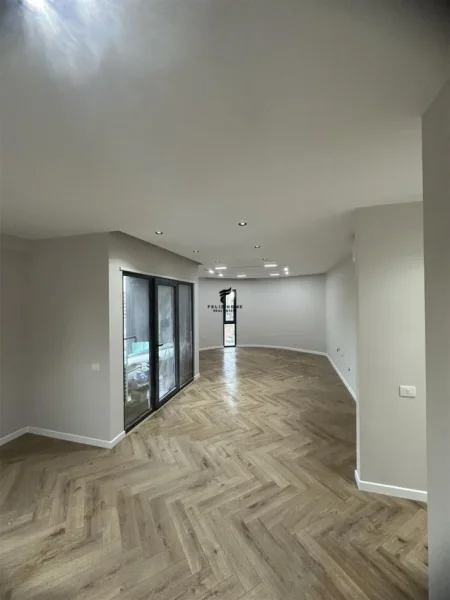 Tirane, jepet me qera zyre Kati 6, 130 m² 1.100 € (ASTIR)