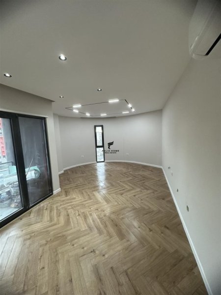 Tirane, jepet me qera zyre Kati 6, 130 m² 1.100 € (ASTIR)