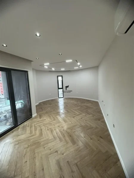 Tirane, jepet me qera zyre Kati 6, 130 m² 1.100 € (ASTIR)