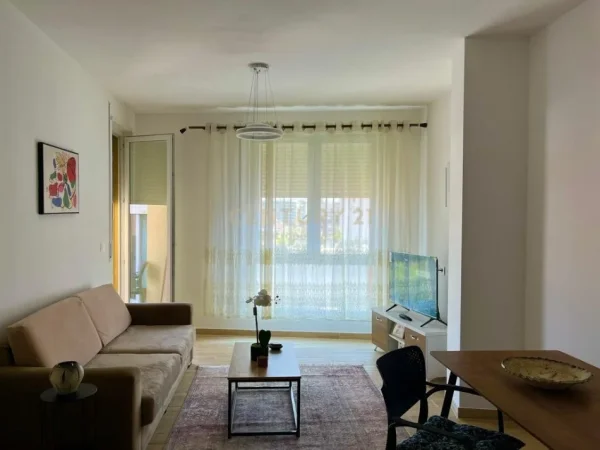 Tirane, jepet me qera apartament 1+1+Ballkon Kati 7, 65 m² 550 € (tregu elektrik)